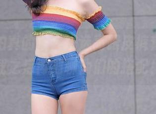 魔镜街拍真的很会挑选高跟皮裤套图，下载之后再细聊他们的搭配！